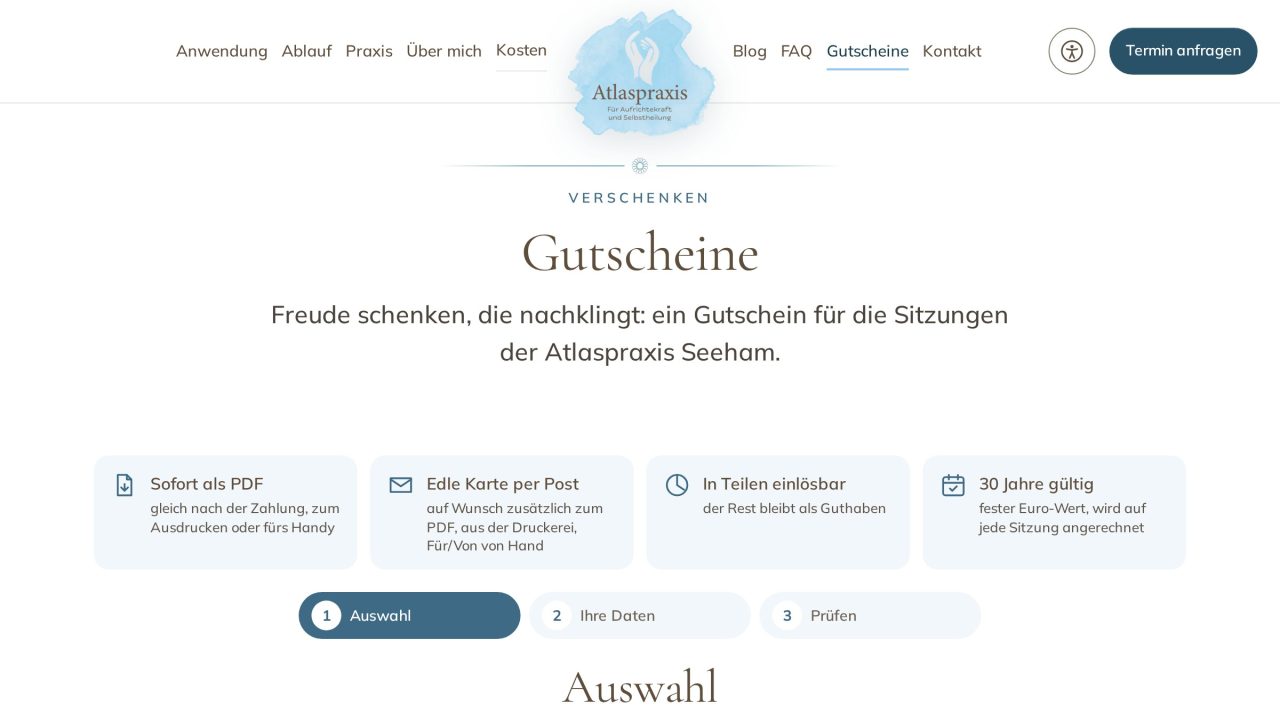Gutscheinseite der Atlaspraxis: Betrag 70 Euro, persönliche Zeilen und die Vorschau einer dunkelblauen Gutscheinkarte.