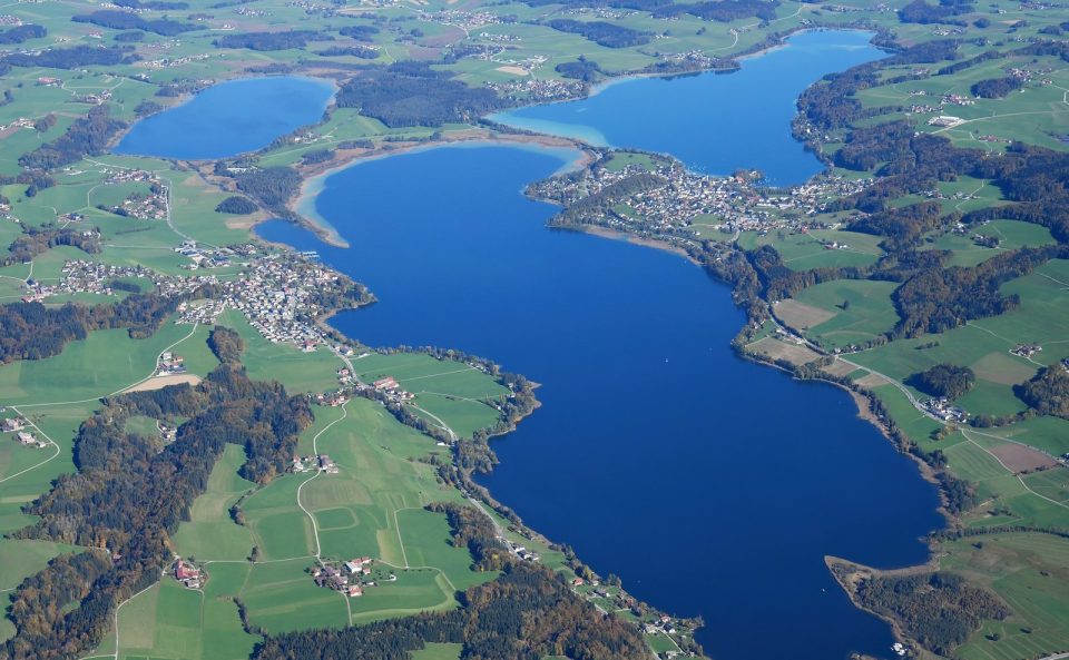 Luftbild der drei Trumer Seen – Obertrumer See, Mattsee und Grabensee – zwischen Wiesen und Wäldern